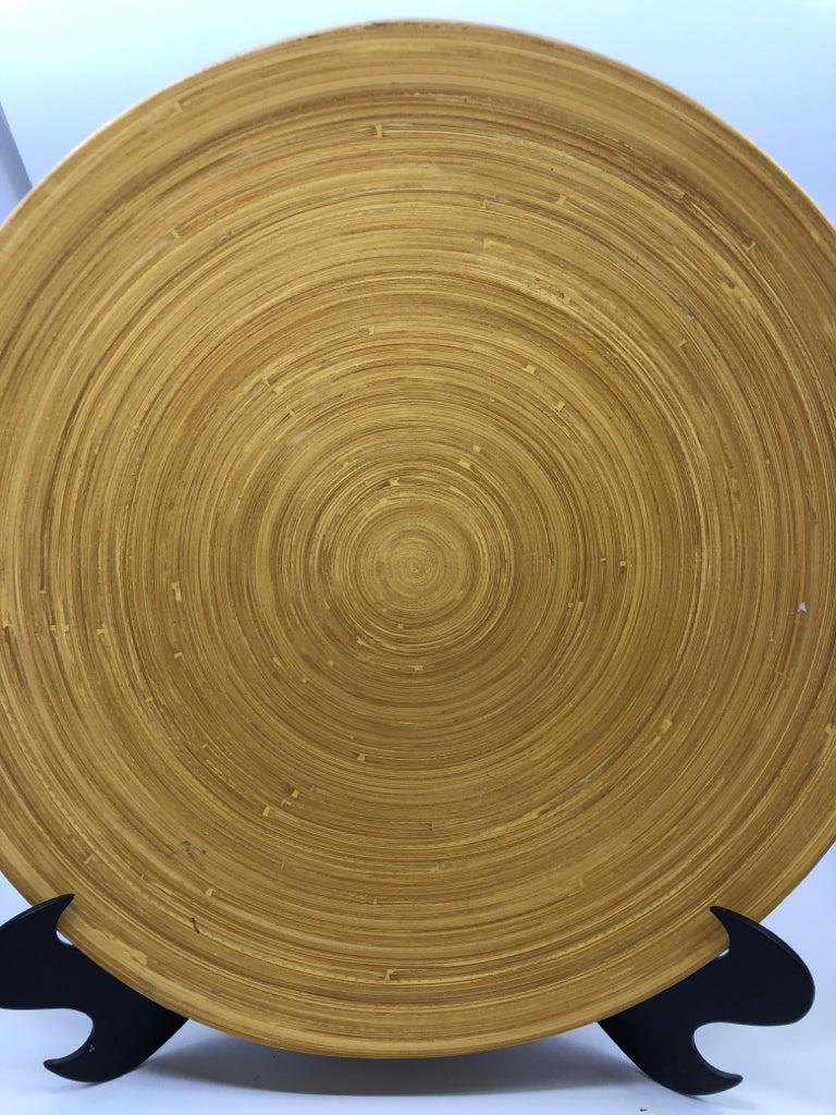 BAMBOO PLATE ON BLACK STAND DECOR.
