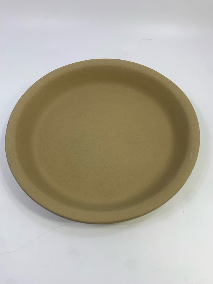 FAMILY HERITAGE STONEWARE PIE PLATE.