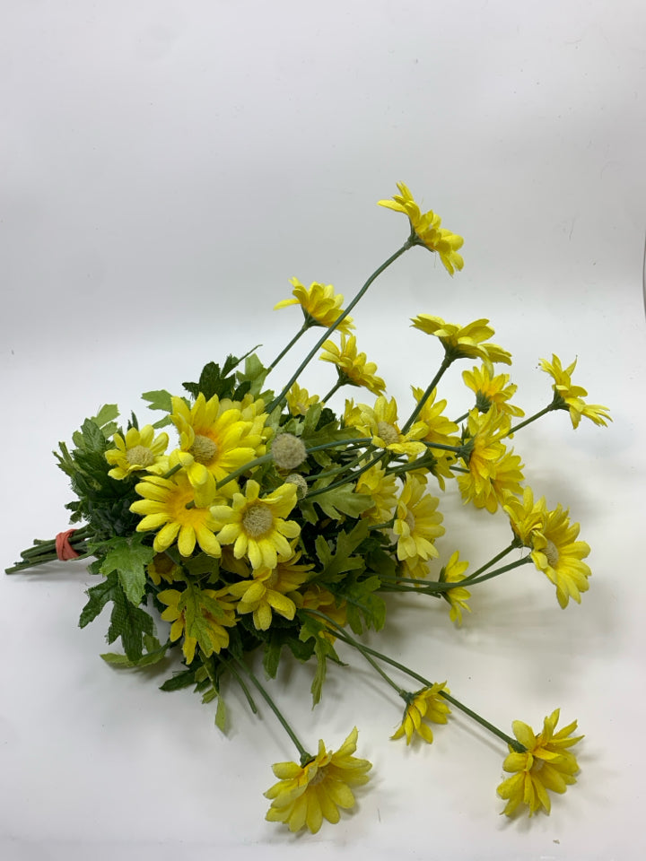 FAUX DAISY BOUQUET.