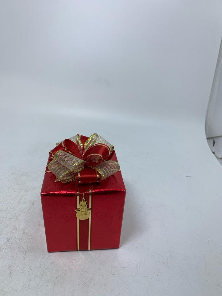RED WRAPPED PRESENT "WHITE CHRISTMAS" MUSIC BOX.