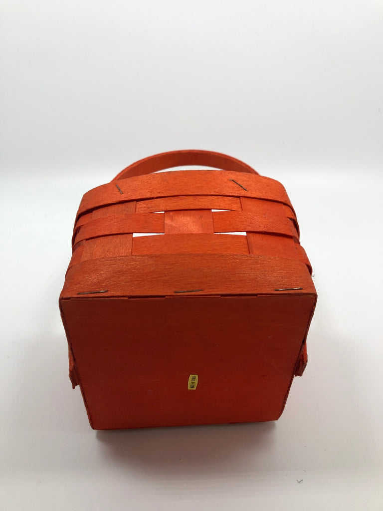 SMALL ORANGE SQUARE WOVEN BASKET.