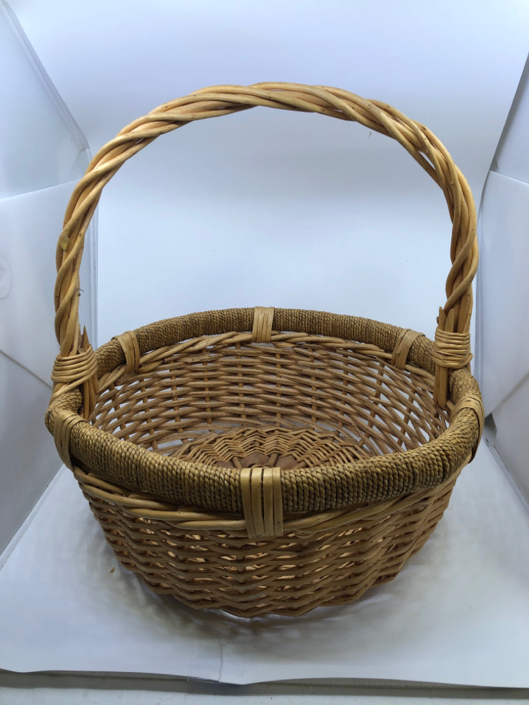 LARGE BRAID WOVEN STYLE CIRCLE BASKET BRAIDED HANDLE.