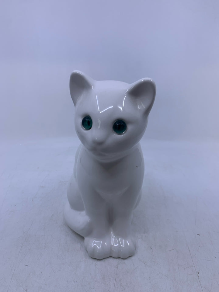 WHITE CERAMIC SITTING CAR W/ GREEN EYES HOLLOW.