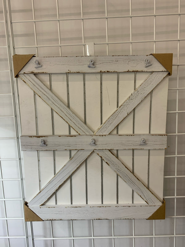 WHITE CLIP FARMHOUSE WALL HANGING.