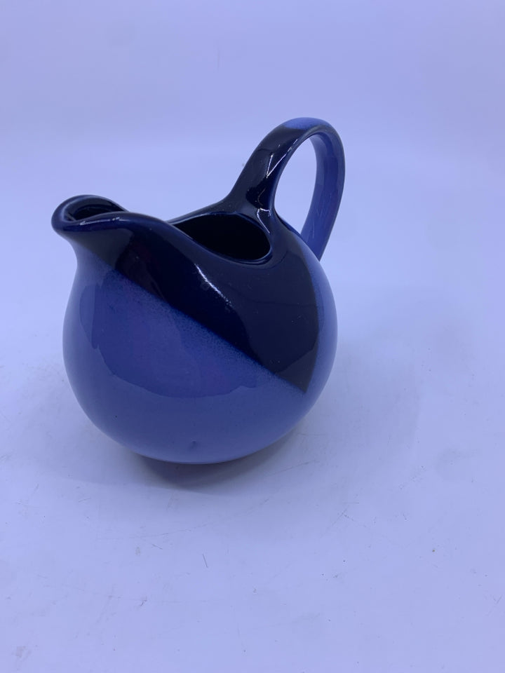 TWO TONED BLUE ROUND GRAVY BOAT.