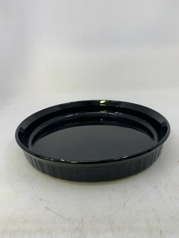 BLACK SHALLOW RIBBED QUICHE PLATE.