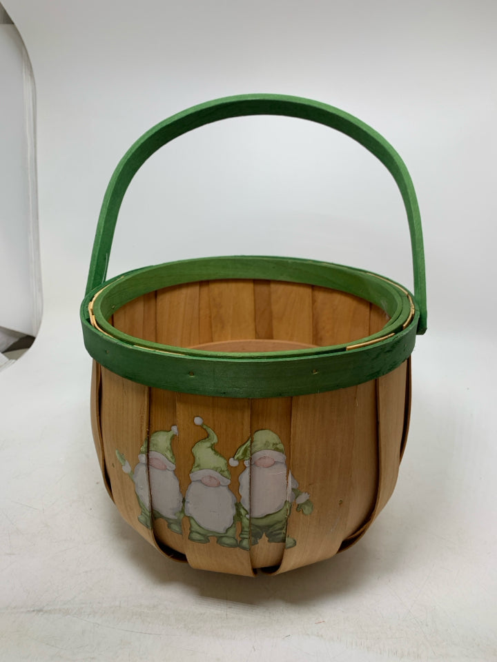 BASKET W/ 3 GNOMES W/ GREEN SANTA HATS.