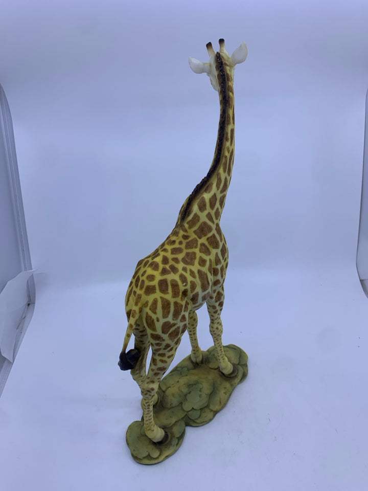 STANDING GIRAFFE STATUE.