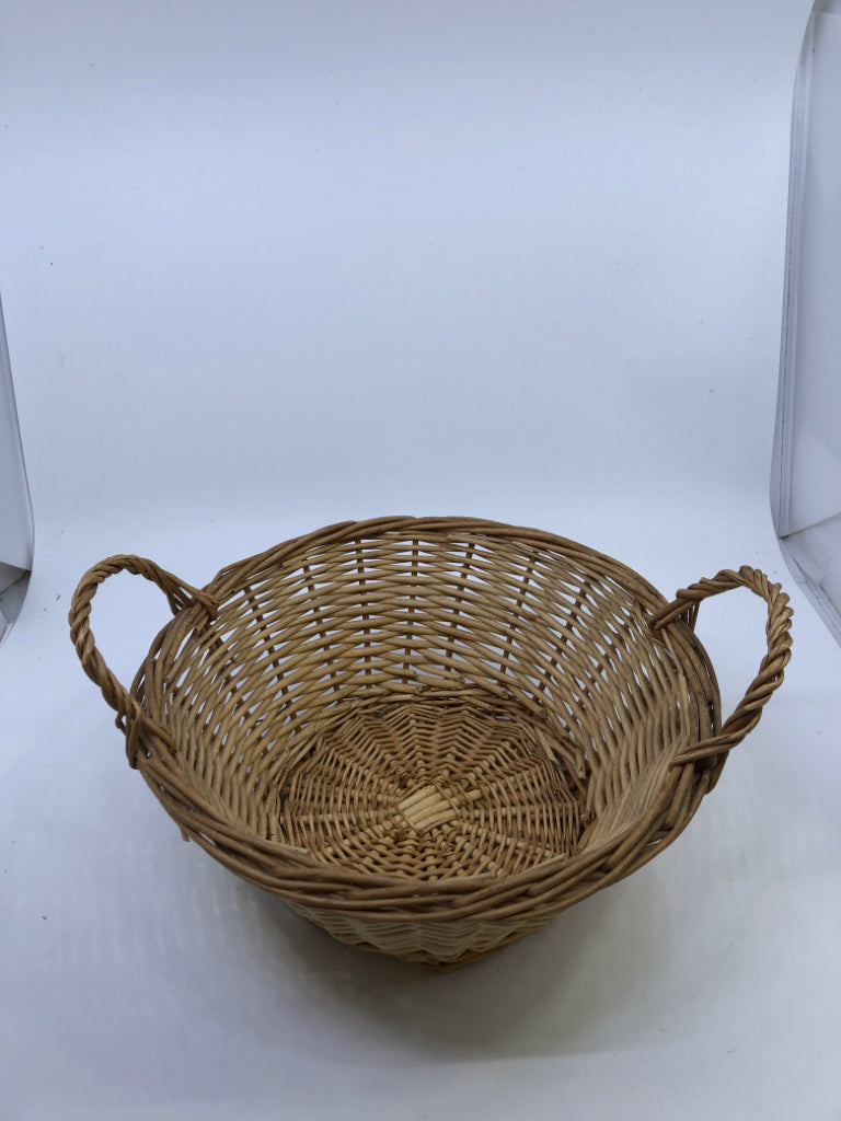 SMALL ROUND BASKET W/HANDLES.