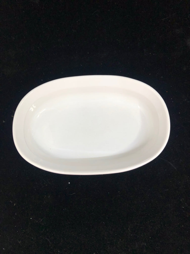 2 WHITE OVAL CORNING WARE BAKING DISHES.