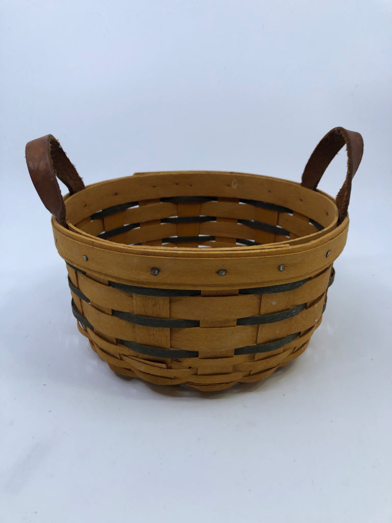 1998 SMALL ROUND BASKET W GREEN ACCENT AND LEATHER HANDLES.
