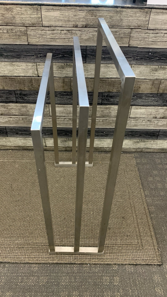 SILVER METAL TOWEL RACK.