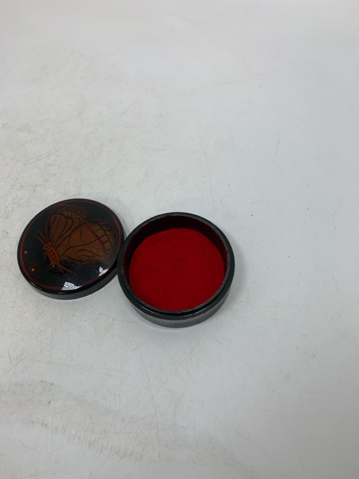 SMALL BLACK GLOSSY CIRCLE TRINKET BOX W/ BUTTERFLY.