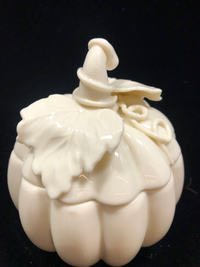 PORCELAIN PUMPKIN JAR W/EMBOSSED LEAVES.