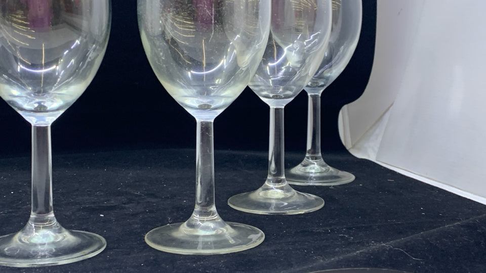 6 CLEAR GLASS WINE GLASSES.