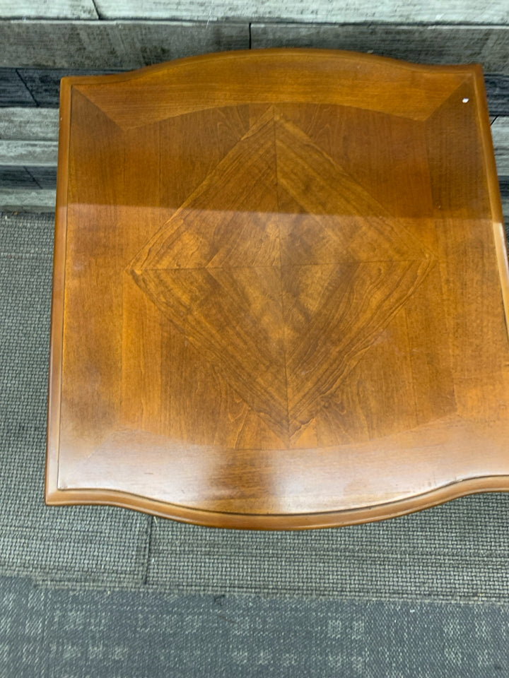 VTG DARK WOOD SQUARE SIDE TABLE.