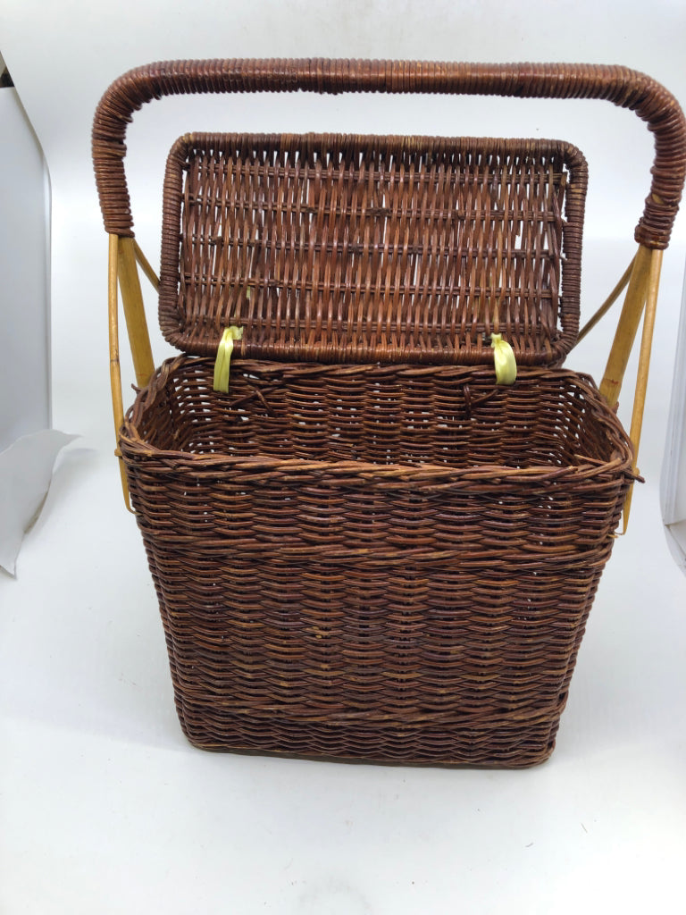 PICNIC WINE BASKET W/YELLOW RIBBONS.