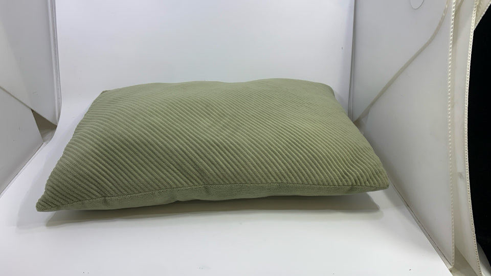 GREEN RECTANGLE ACCENT PILLOW W/RIBBED TEXTURE.