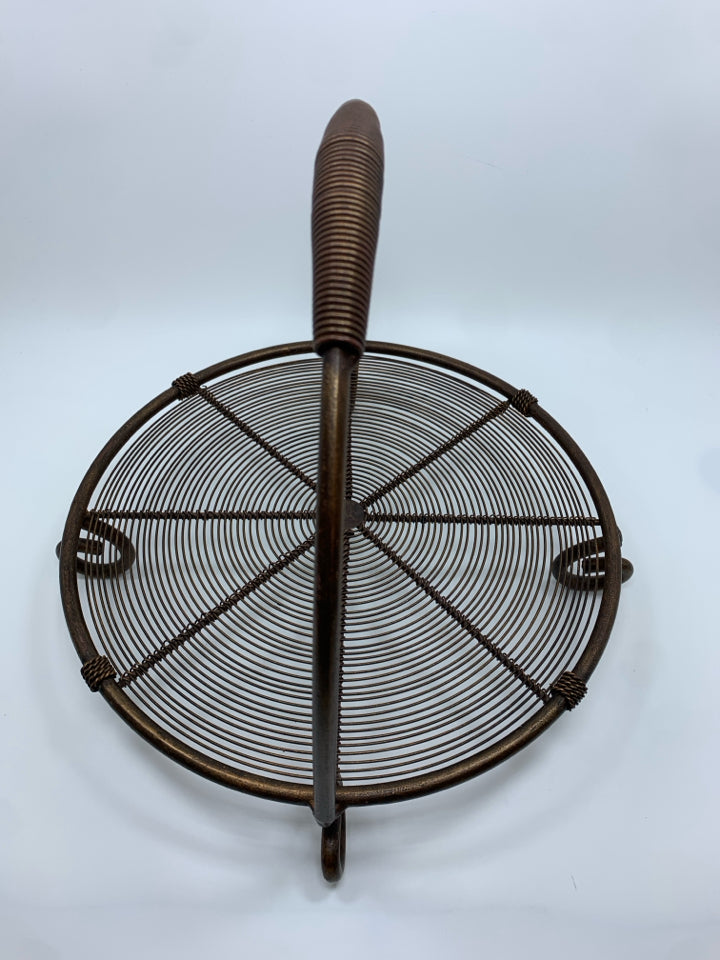 COPPER FOOTED WIRE PLATTER W/HANDLE.