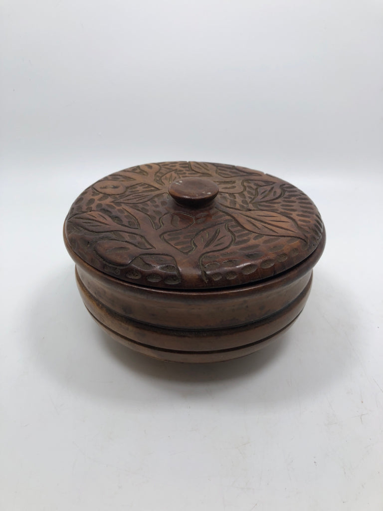 ROUND WOOD BOWL W/LEAF CARVED LID.