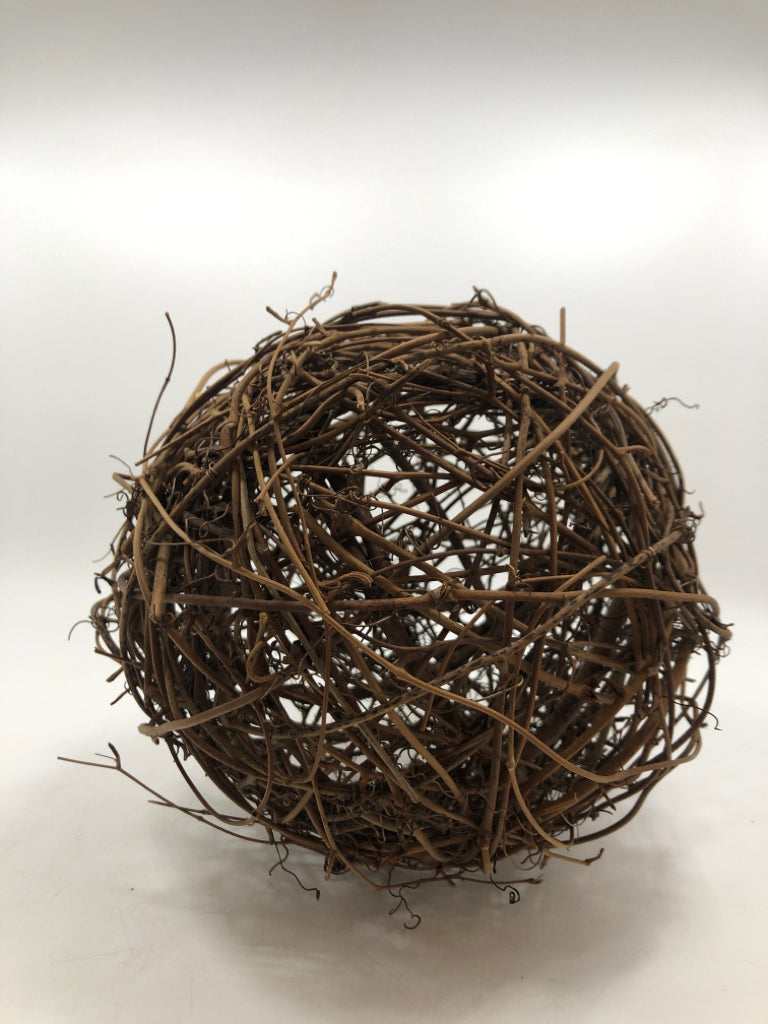 ROUND TWIG BALL DECOR.