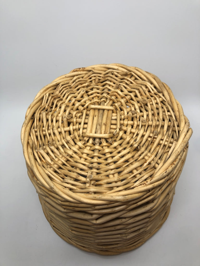 WOVEN WICKER BASKET.