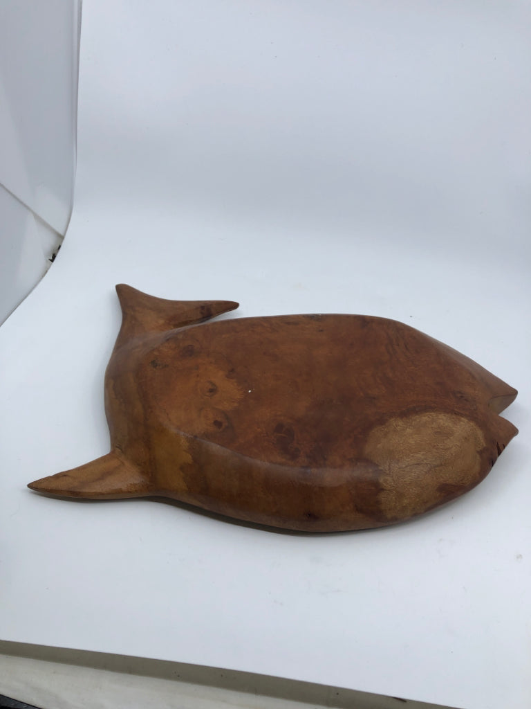 WOOD FISH SHAPED TRAY.