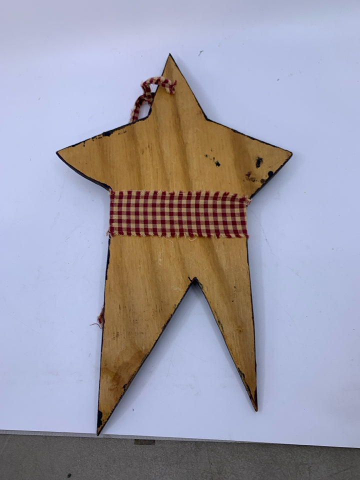 PRIM STAR WITH PIP BERRIES.