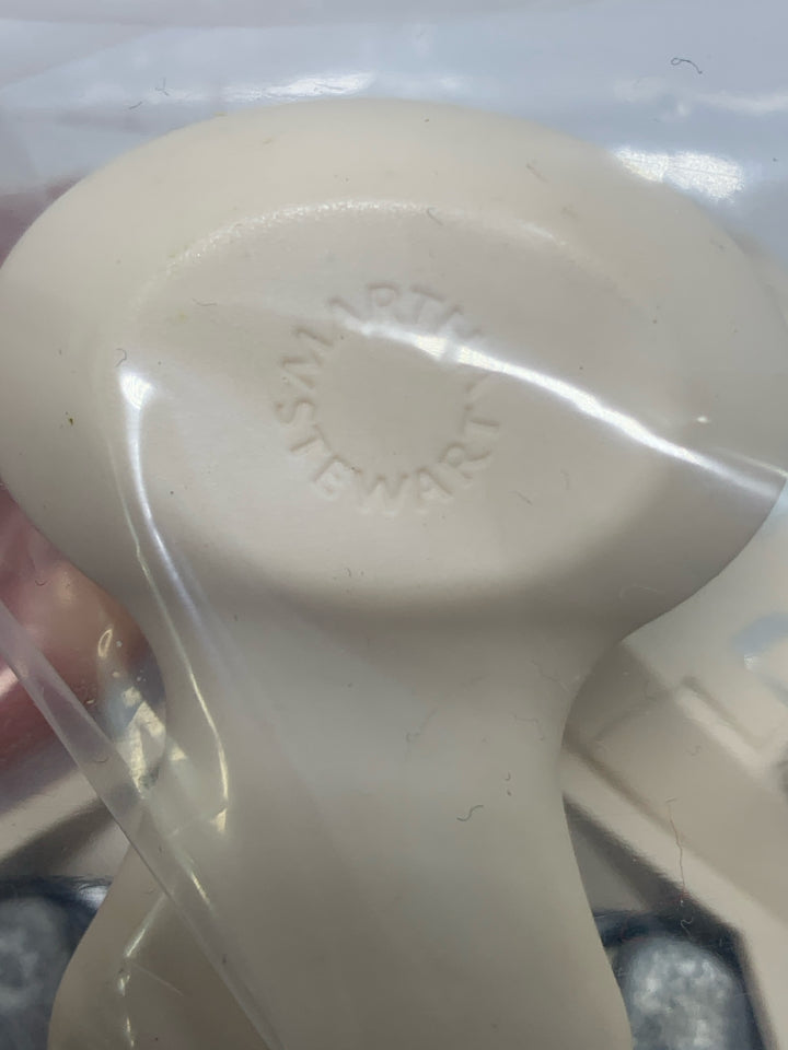 2 MARTHA STEWART EDGE TRIMMING PUNCH IN BAG.