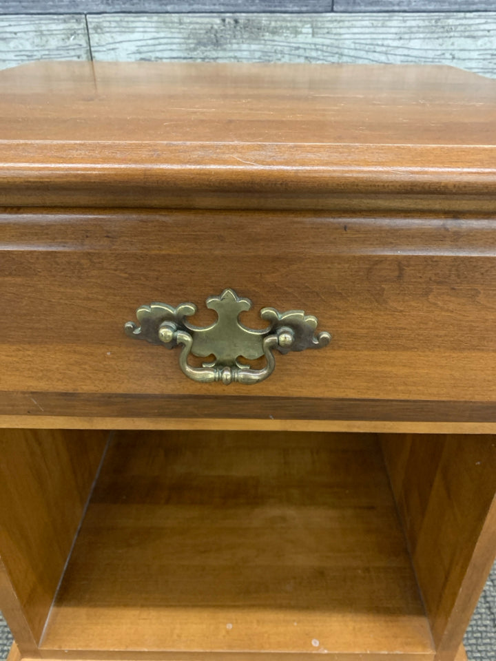 VTG STYLE MAPLE NIGHTSTAND W/DRAWER.