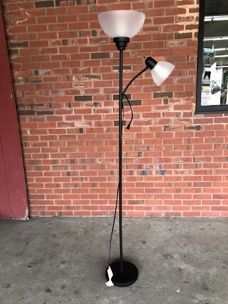 BLACK FLOOR LAMP W/ 2 LAMPS.