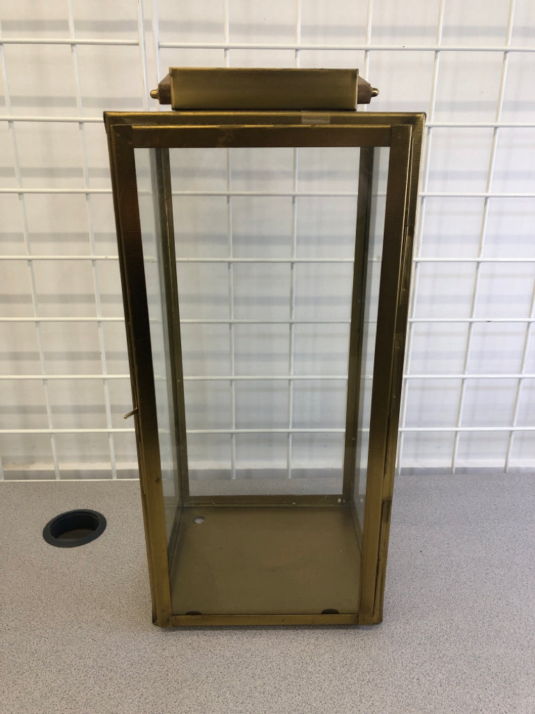 GOLD FINISHED LANTERN W/CLEAR GLASS PANELS.