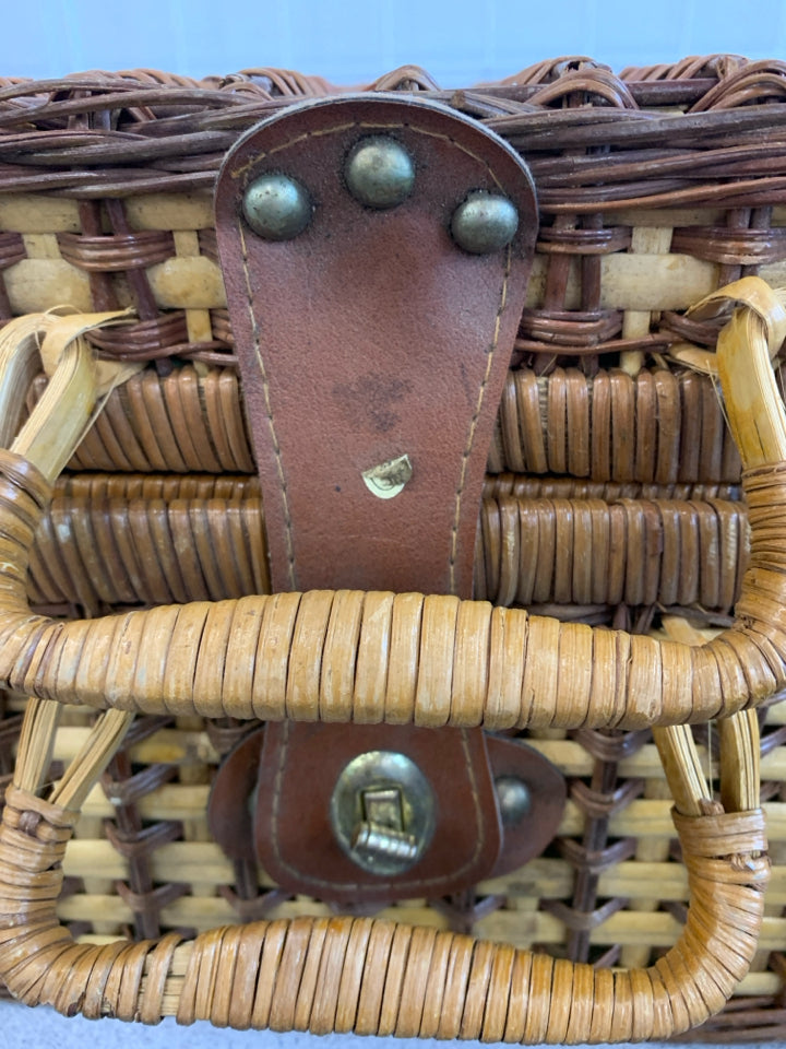 2-TONED WICKER PICNIC BASKET W/NIP PLATES SERVICE FOR 4.
