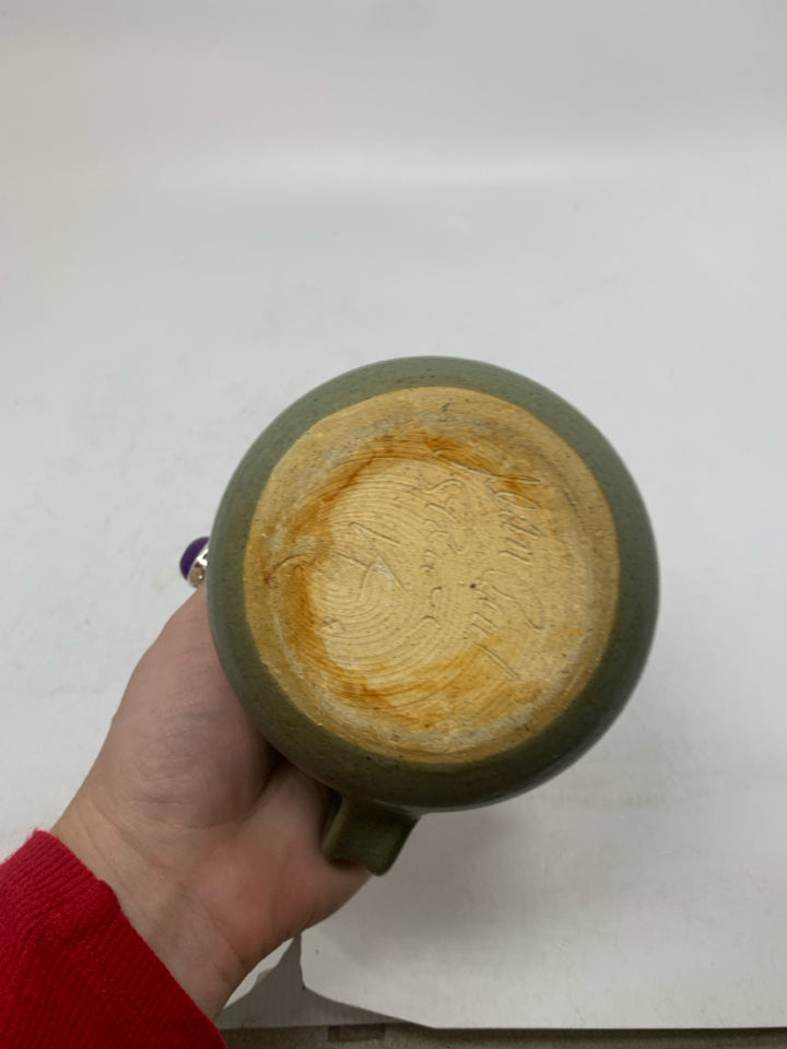 SHORT MATTE DARK GREEN CREAMER.