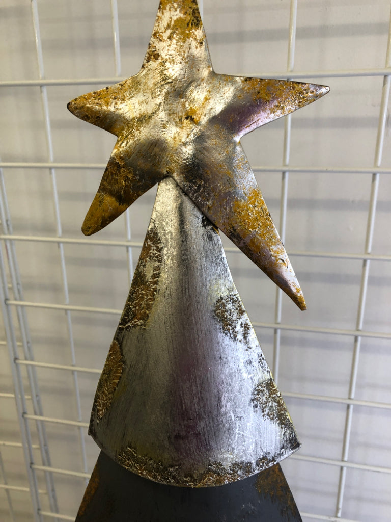 METAL DISTRESSED CHRISTMAS TREE.