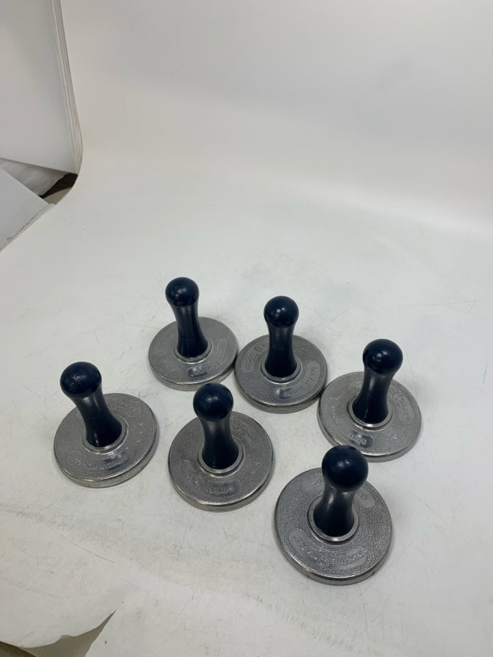 6 VTG NORDIC WARE SNOWFLAKE ALUMINUM COOKIE STAMPS IN BAG.