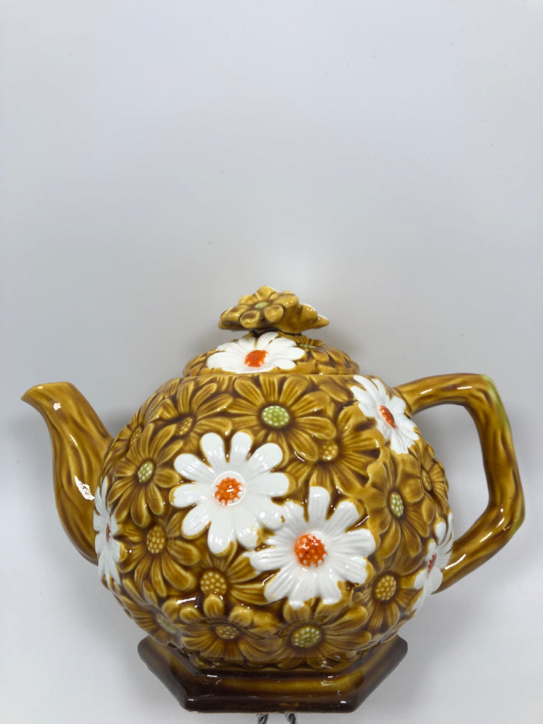 WHITE/BROWN DAISY CERAMIC TEAPOT W/LID.