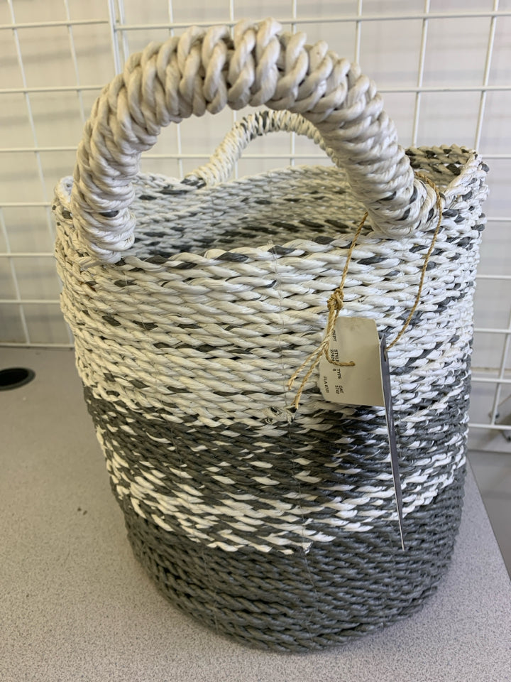 GREY/WHITE WOVEN BASKET WITH HANDLES.