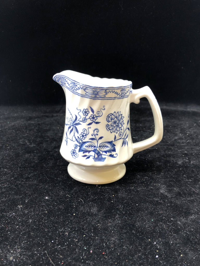 VTG BLUE/ WHITE VIDALLIA ONION PATTERN CREAMER.
