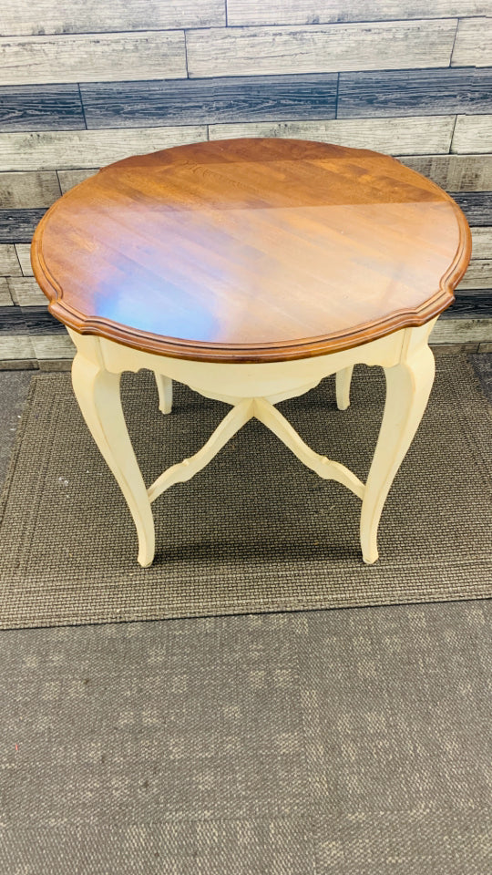 WOOD TOP W/ CREAM DISTRESSED LEGS SIDE TABLE.