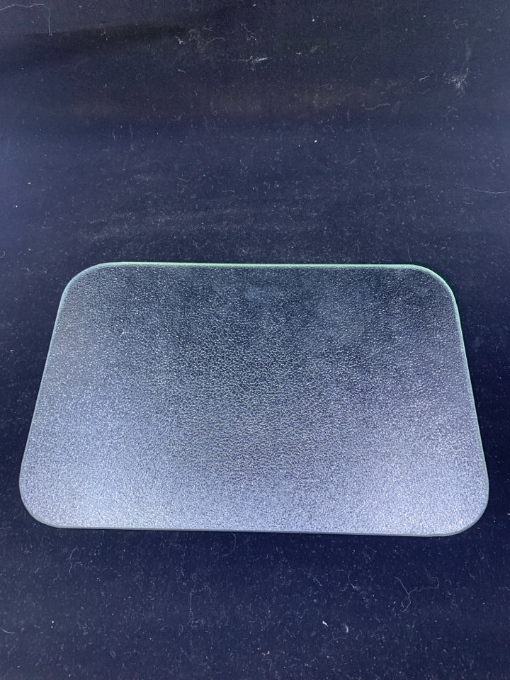 SMALL GLASS CUTTING BOARD.