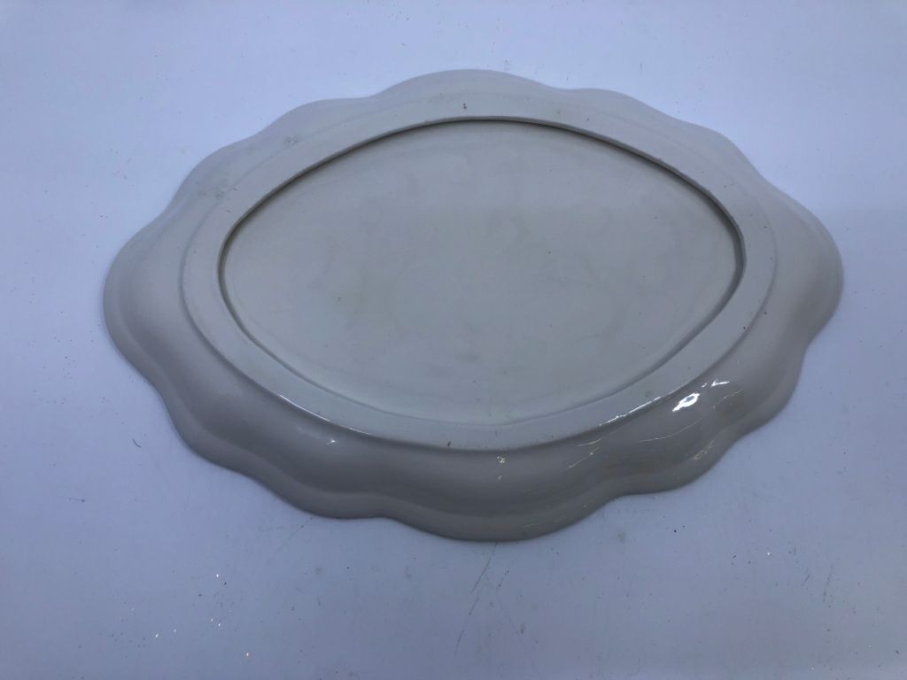 NO MATTER WHERE RUFFLE EDGE SERVING PLATE.