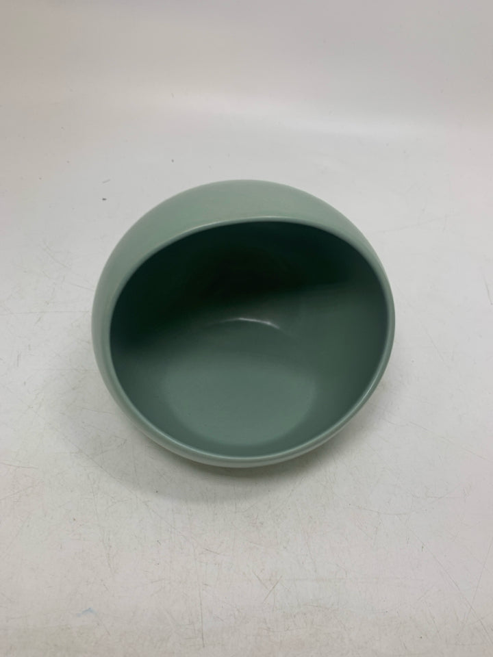 YEAR & DAY PALE BLUE/GREEN SPONGE HOLDER.