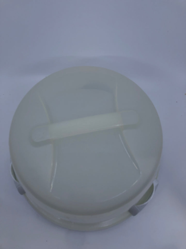 WILTON PLASTIC CAKE CADDY.