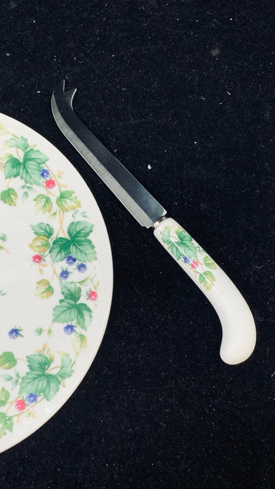 2PC CERAMIC CHEESE BOARD AND KNIFE WITH BERRIES DESIGN.