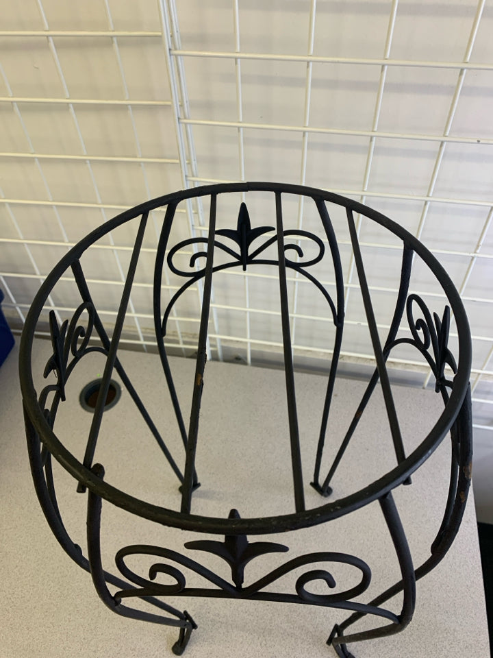 BLACK METAL FOOTED PLANT STAND.