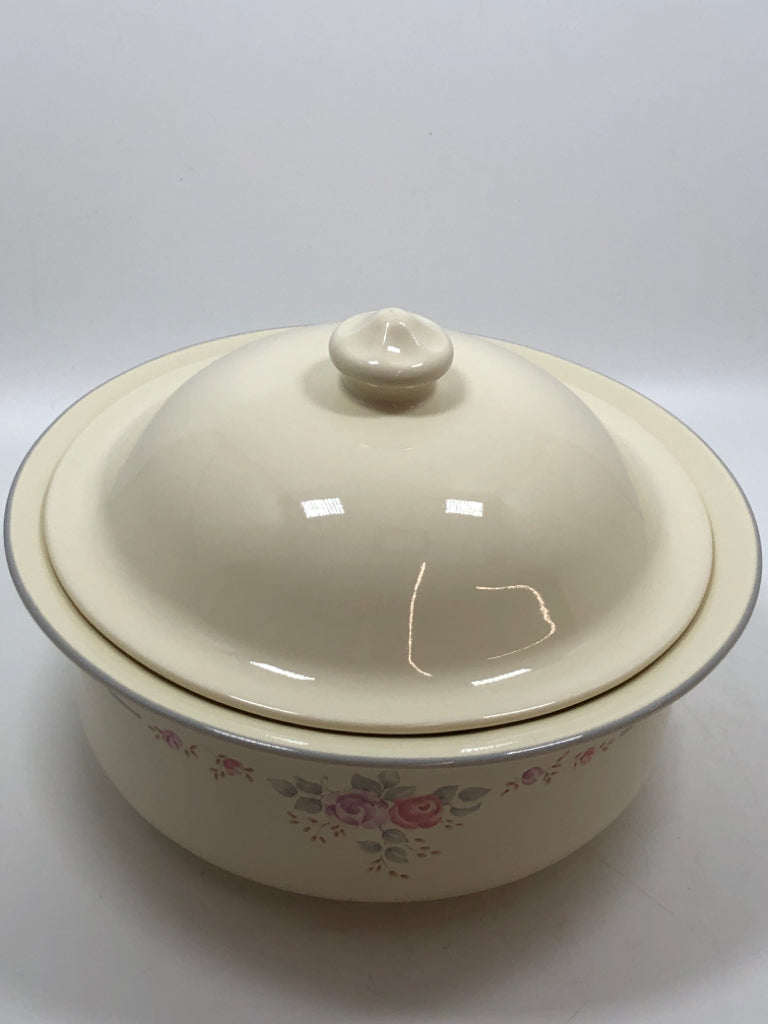 PFALTZGRAFF TROUSSEAU PATTERN COVERED CASSEROLE DISH.