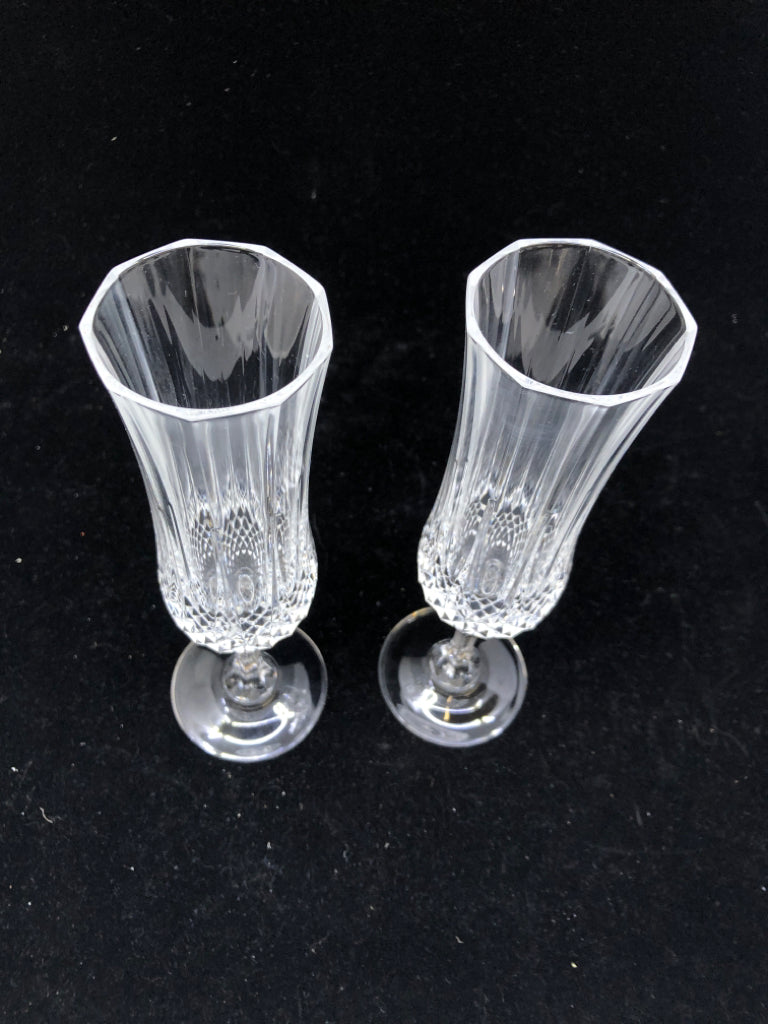 2 DIAMOND CUT GLASS CHAMPAGNE GLASSES.