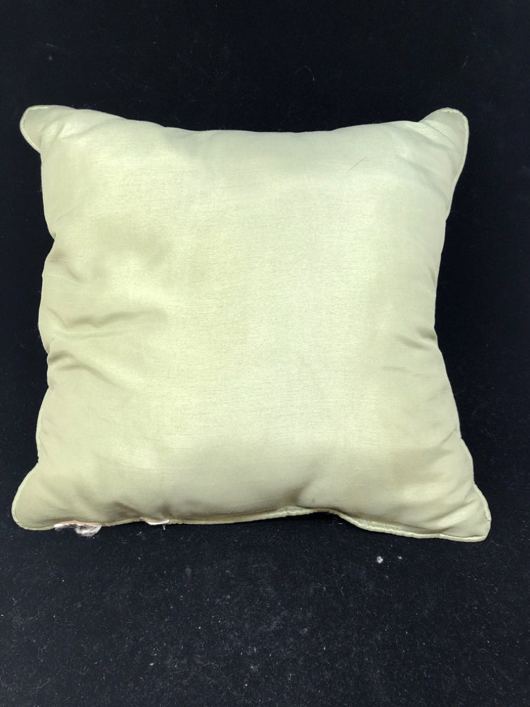 GREEN MEDALLION PILLOW.