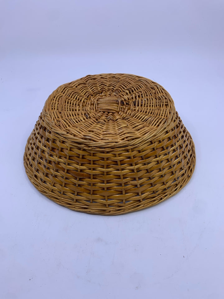 SMALL ROUND TIGHT WOVEN BASKET.
